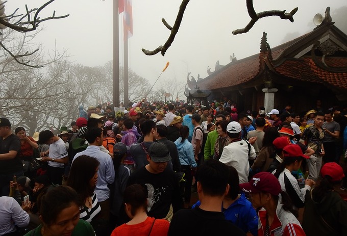 Hàng nghìn người trẩy hội Yên Tử trong sương mù